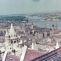 látkép a Mátyás-templom tornyából fotózva, előtérben a Halászbástya és a Víziváros.