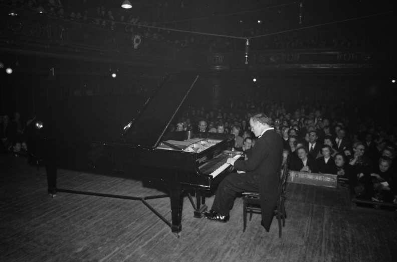 Szvjatoszlav Richter zongoraművész hangversenye a Zeneakadémia Nagytermében.
