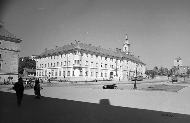 Szabadság tér, a saroképület a Palota Szálló, háttérben a Thury-vár.