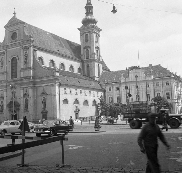 Moravské náměstí, Szent Tamás templom és a Kormányzói Palota (Místodržitelský palác), jelenleg Moravská Galerie.