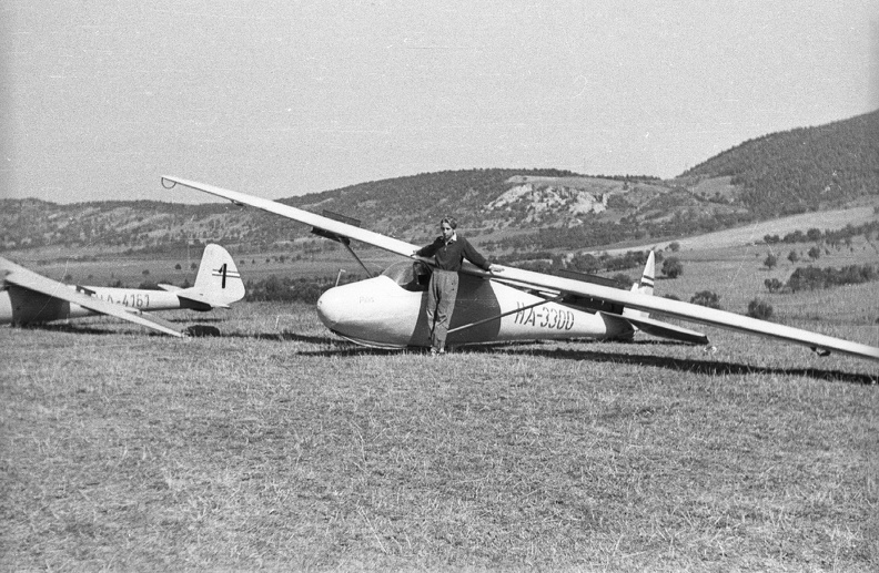 balra egy C-2 Cinke, mellette egy Rubik 08 D-Pilis vitorlázó repülőgép.