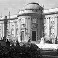 Déri Múzeum, ellőtte Medgyessy Ferenc Régészet, Tudomány, Művészet és Néprajz című szobrai (1930).