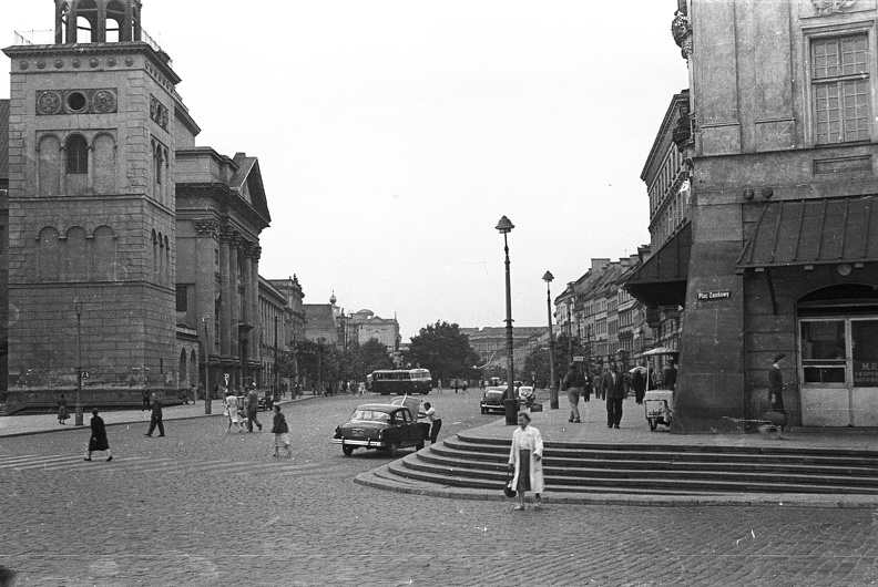 Plac Zamkowy, szemben az ulica Krakowskie Przedmiescie, balra a Szent Anna-templom.