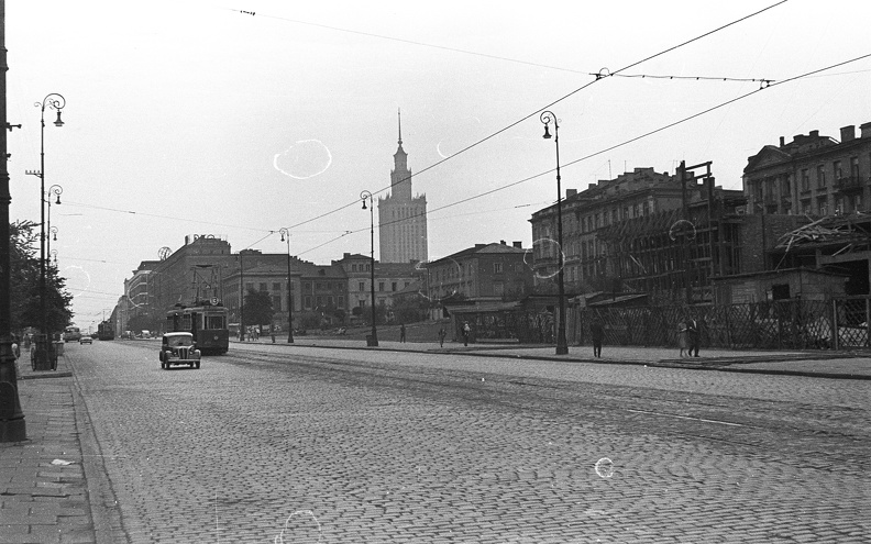 Aleje Jerozolimskie az ulica Nowy Swiat felé nézve.