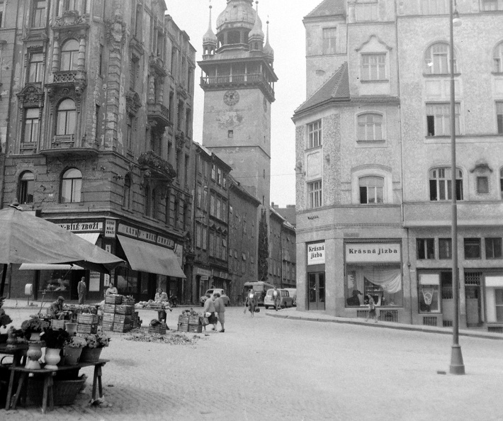 Piactér (Zelným trh), háttérben a régi városháza.