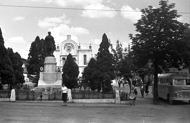 Kossuth tér, a Kossuth szobor mögött a Zsinagóga.