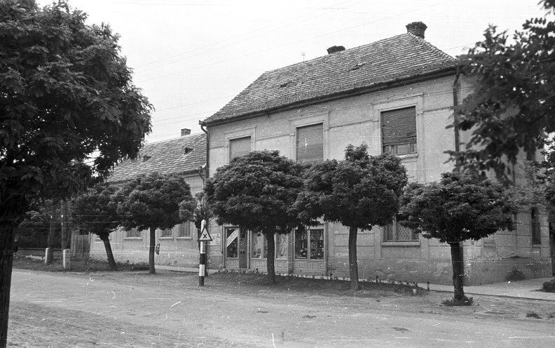 Petőfi (Vasút, Erzsébet) utca 10., egykor Nyúl József bérháza és üzlete.