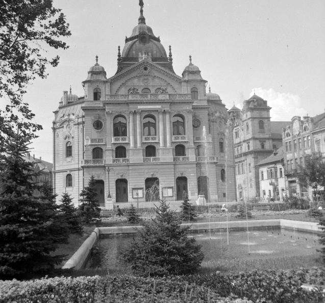 Fő tér (Hlavné namestie), Állami Színház, háttérben a Szentháromság-templom.