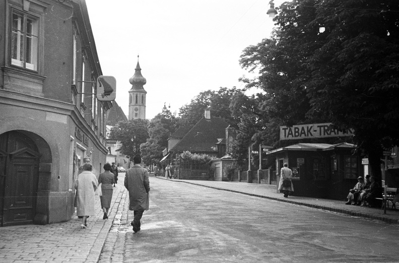 Grinzing a Himmelstrasse és a Szent Kereszt-templom felől.