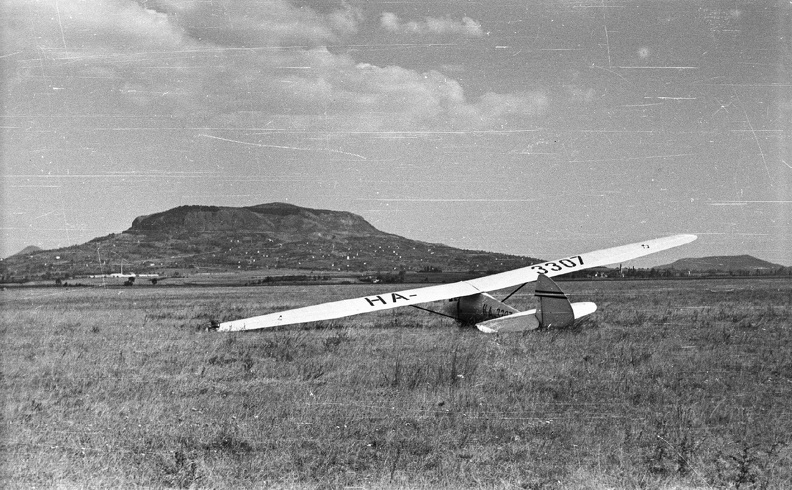 repülőtér, Szent György-hegy, jobbra hátul a Badacsony látható. Előtérben egy Rubik D-Pilis típusú vitorlázó repülőgép.