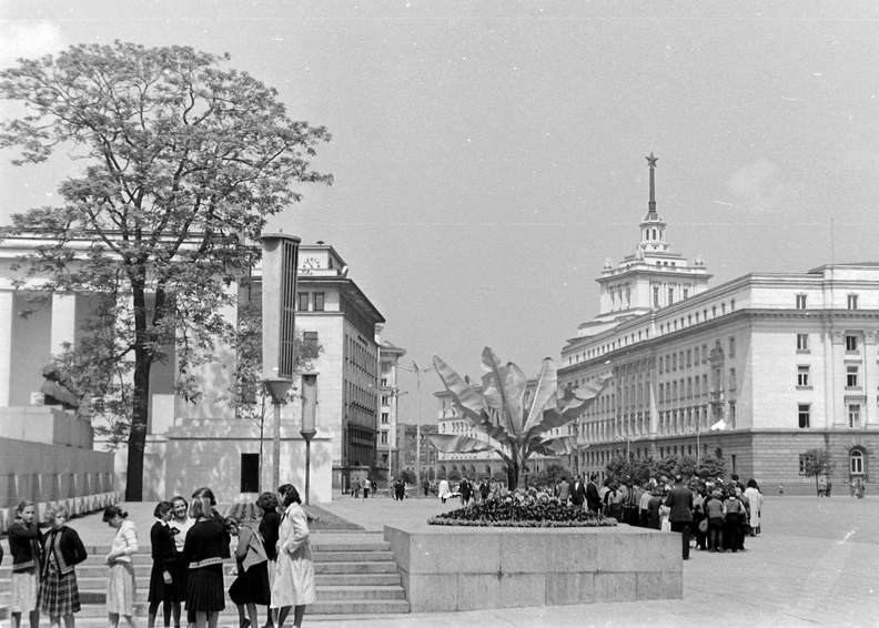 Battenberg tér. Jobbra a Nemzetgyűlés épülete, balra a Nemzeti Bank, előtte az oszlopos Dimitrov mauzóleum.