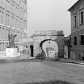 Bécsi kapu tér, Bécsi kapu, Budavár visszavételének emléke. Balra a Magyar Országos Levéltár épülete.