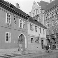 Bécsi kapu tér 5. és 6. sz. ház, mögöttük a Magyar Országos Levéltár épülete.