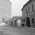Bécsi kapu tér, Bécsi kapu, Budavár visszavételének emléke. Balra a Magyar Országos Levéltár épülete.