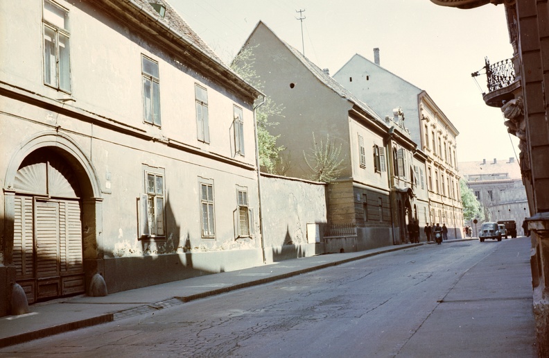 Janus Pannonius utca a Vörösmarty (Székesfehérvár) utca felől a Széchenyi tér felé nézve.