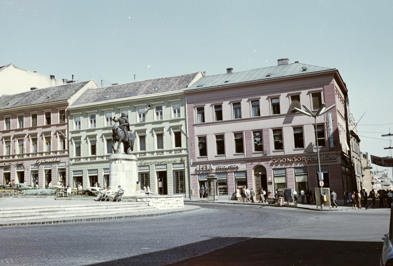 Széchenyi tér, jobbra a Király (Kossuth Lajos) utca torkolata.