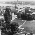 kilátás a Halászbástyáról a Vízivárosra az elbontott Kossuth híd pilléreivel, előtérben a Szeder lépcső.