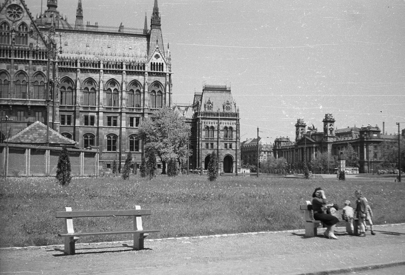 Kossuth Lajos tér, Parlament, jobbra a Magyar Nemzeti Galéria (egykor a Kúria) épülete.