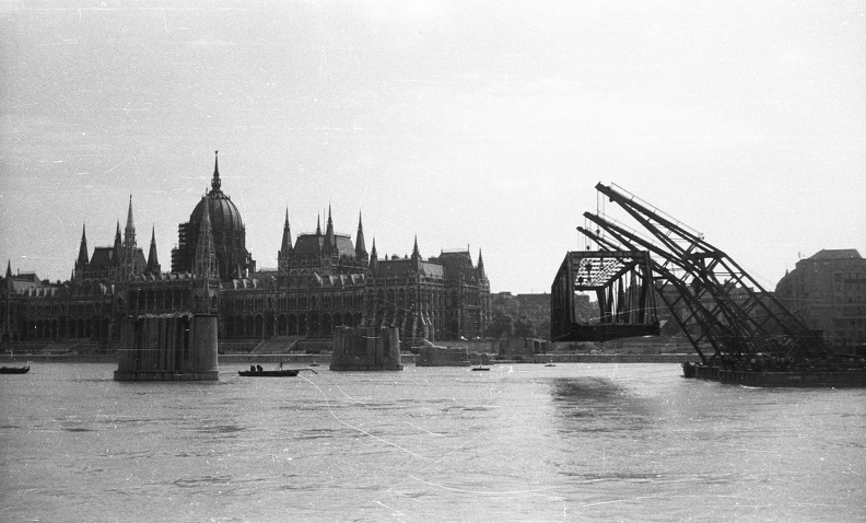 a Kossuth híd bontása. Az Ady Endre, Jókai Mór és Táncsics Mihály úszódaruk viszik a Bem rakpartra a híd egyik medernyílásának vasszerkezetét.