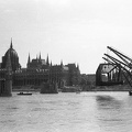 a Kossuth híd bontása. Az Ady Endre, Jókai Mór és Táncsics Mihály úszódaruk viszik a Bem rakpartra a híd egyik medernyílásának vasszerkezetét.