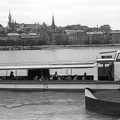Széchenyi rakpart, Vidor átkelőhajó a kikötőnél, háttérben a Mátyás-templom.