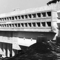 domonkos kolostor (Couvent Sainte-Marie de La Tourette). Építészek: Le Corbusier, Iannis Xenakis, André Wogenscky és Pierre Jeanneret.