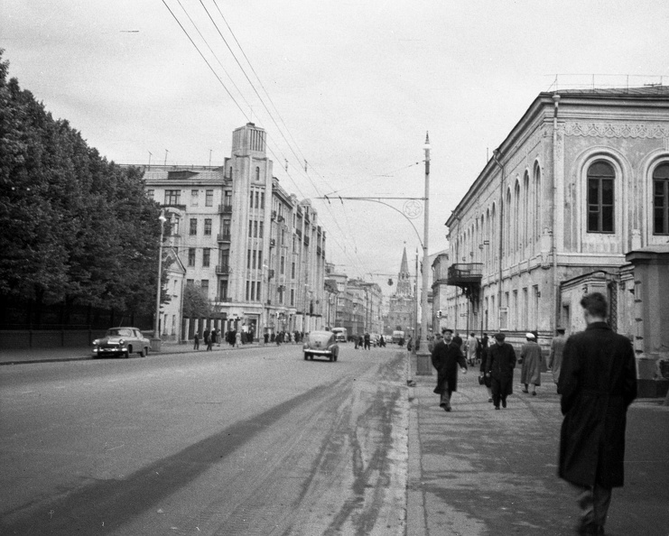 Vozdvizsenyka utca a Kreml felé nézve, balra a Voentorg áruház.