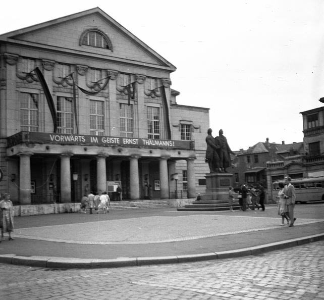 Theaterplatz, a színház előtt Goethe és Schiller szobra.