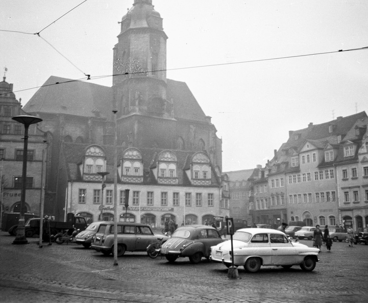 Markt, háttérben a Szent Vencel templom.