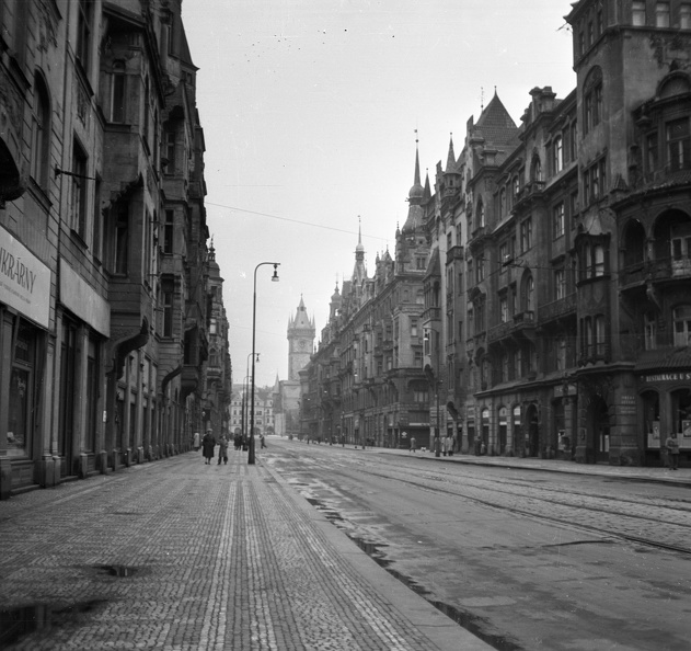 Pařížská ulice, az út végén a háttérben az Óváros tér (Staromestské namesti) és az Óratorony.