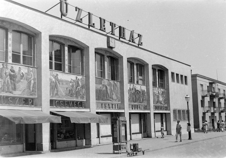 (Sztálinváros), Bartók Béla tér, Üzletház.