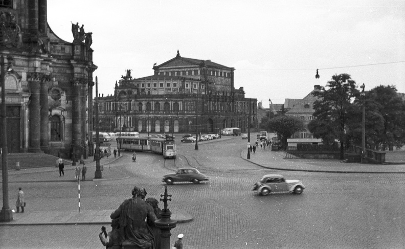Theaterplatz, balról a Hofkirche, szemben az Opera.