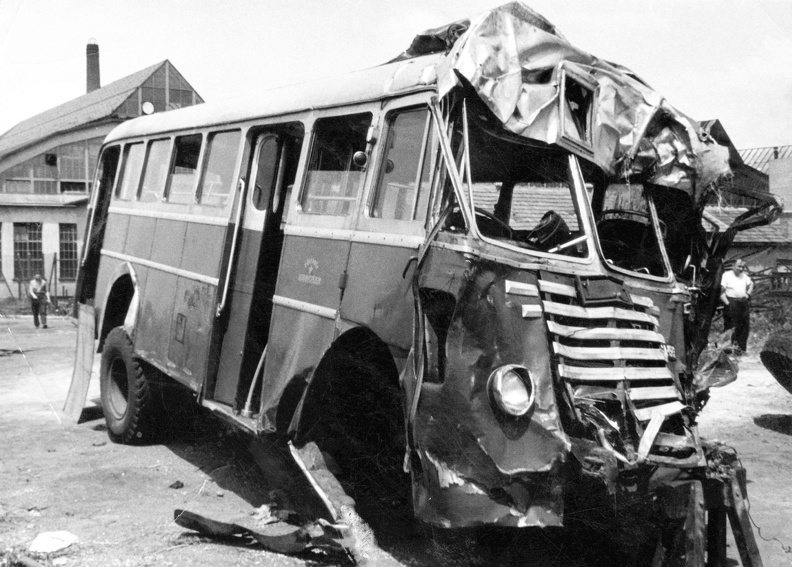 Gyömrői út 156-158., Fővárosi Autóbuszüzem Sallai Imre főműhely. Ikarus 60 autóbusz (1960. június 16-án ez a busz zuhant le a Ferihegyi gyorsforgalmi úti felüljáróról a vasúti pályára).