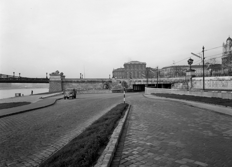 pesti alsó rakpart az Eötvös térnél. A Lánchíd hídfője és a Magyar Tudományos Akadémia épülete.