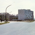 Páfrány utca, balra az Esztergár Lajos utca torkolata, szemben a Mecseki Ércbánya Vállalat irodaháza.