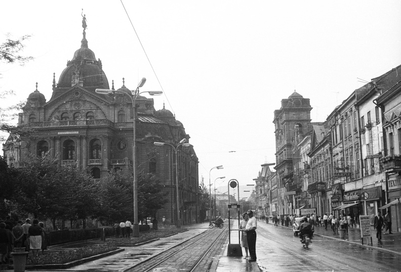 Fő tér (Hlavné namestie), szemben az Állami Színház, jobbra a Szentháromság-templom.