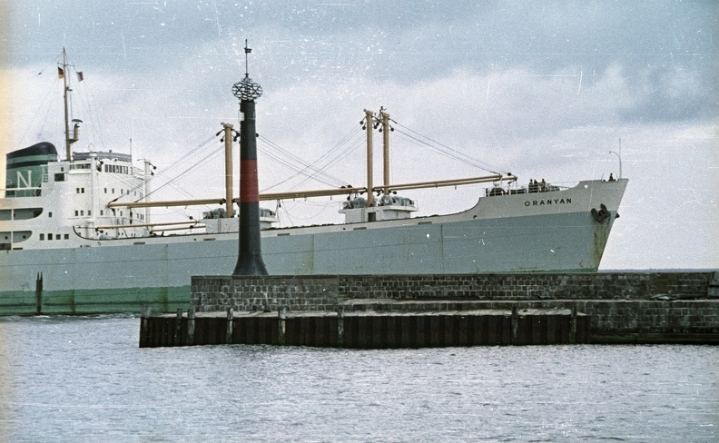 az Alter Strom kikötő, szemben az Oranyan tengeri áruszállító hajó. 