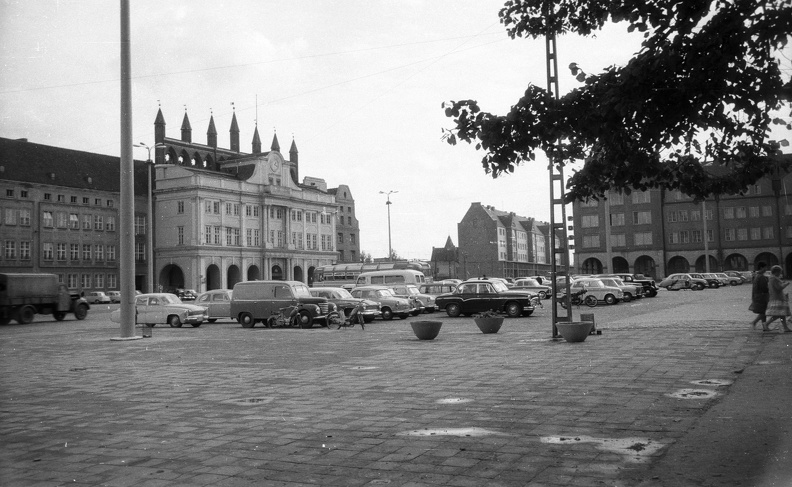 Neuer Markt, szemben a városháza.