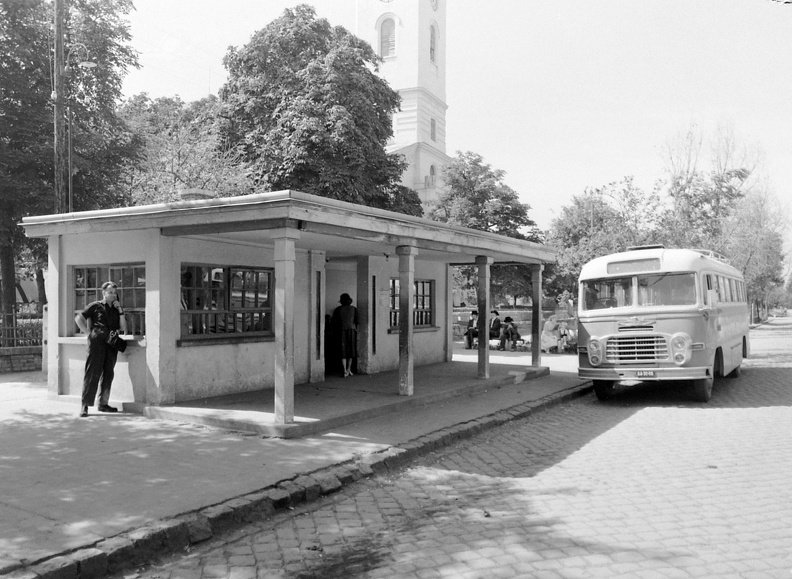 Kossuth tér, autóbusz állomás.