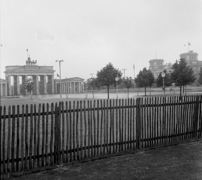 Kelet-Berlin, a Brandenburgi kapu és a Reichstag az Unter den Linden felől nézve.