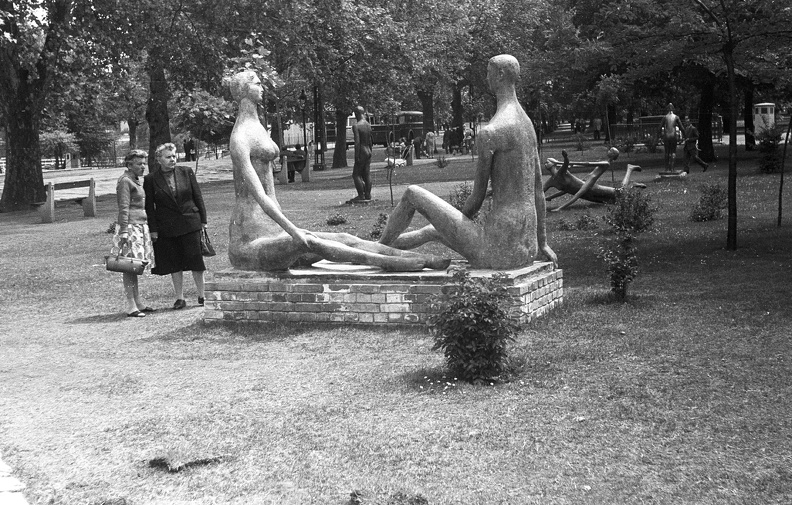 Olof Palme sétány (Vorosilov út), a Műcsarnok szabadtéri szoborkiállítása.