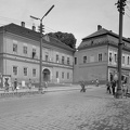 Kossuth tér, jobbra a Fő utca. Szemben a "A Haza Kis Polgárainak" épület, tőle jobbra a Dorottya-ház.