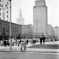a Varsói Felkelés tere (Plac Powstancow Warszawy), a Prudential biztosító (a II.vh után Varsó hotel) 1931-34. között épült, jelenleg üres székháza. Háttérben a Kultúra és Tudomány Palotája.