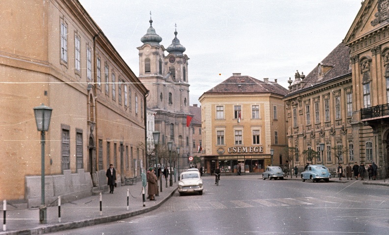 Városház tér, jobbra a Püspöki palota, szemben a Nepomuki Szent János-templom.
