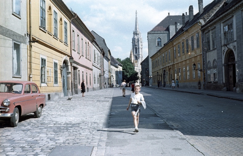 Fortuna utca a Hess András tér és a Mátyás-templom felé nézve.