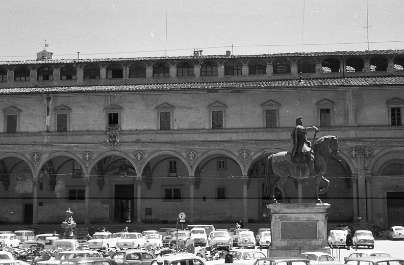 Piazza della Santissima Annunziata, jobbra I. Ferdinánd toszkánai nagyherceg lovasszobra (Giambologna és Pietro Tacca, 1608.).