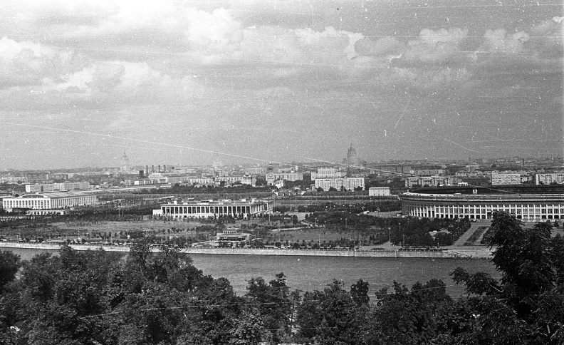 a Moszkva folyó és jobbra a Luzsnyiki stadion a Lomonoszov egyetem irányából nézve.
