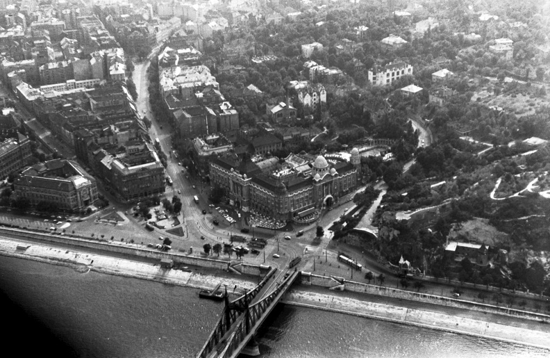 légifotó, középpontban a Szent Gellért tér, szemben a Bartók Béla út.