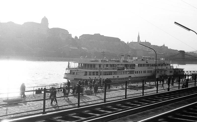 pesti alsó rakpart a Petőfi térnél, a hajóállomáson a csehszlovák Družba motoros személyszállító hajó, a háttérben a budai Vár.
