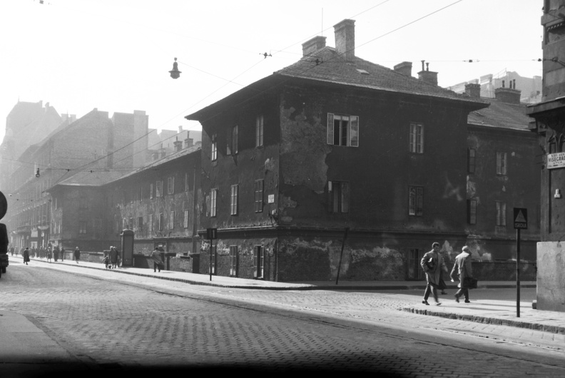 Visegrádi utca 22-26., a Pesti Építő Társulat munkáslakóháza (Ybl Miklós, 1869.) a Radnóti Miklós (Sziget) utca sarkáról nézve.